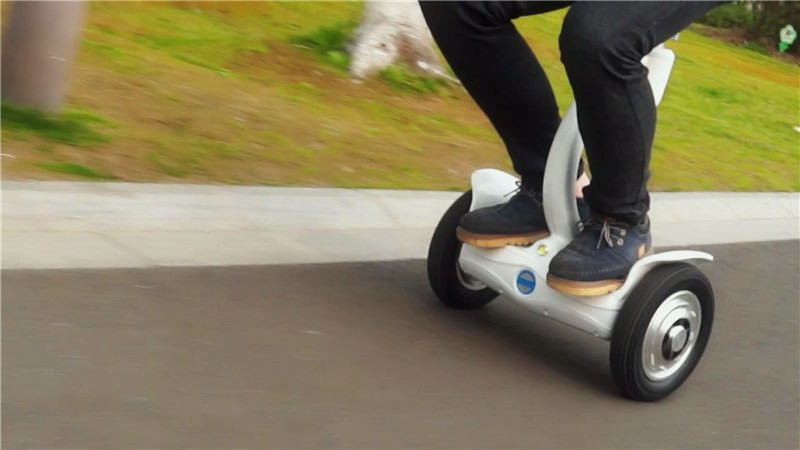  De hecho, Airwheel S8 scooter eléctrico de dos ruedas es una obra maestra debido a su estilo de diseño razonable, así como las actuaciones maravillosas.