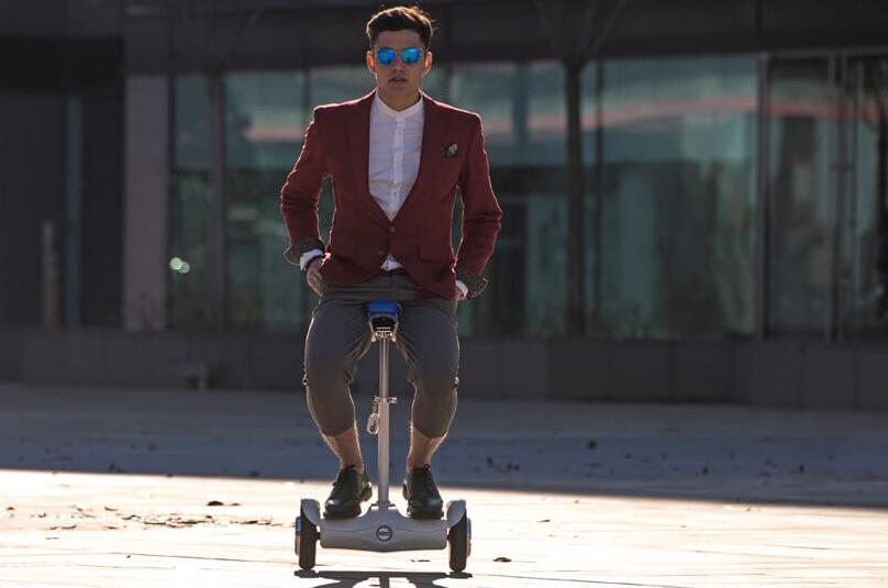  Airwheel carries on this service aim to create an Airwheel S6 saddle-equipped electric scooter, a mount for the old which can enrich their latter life.